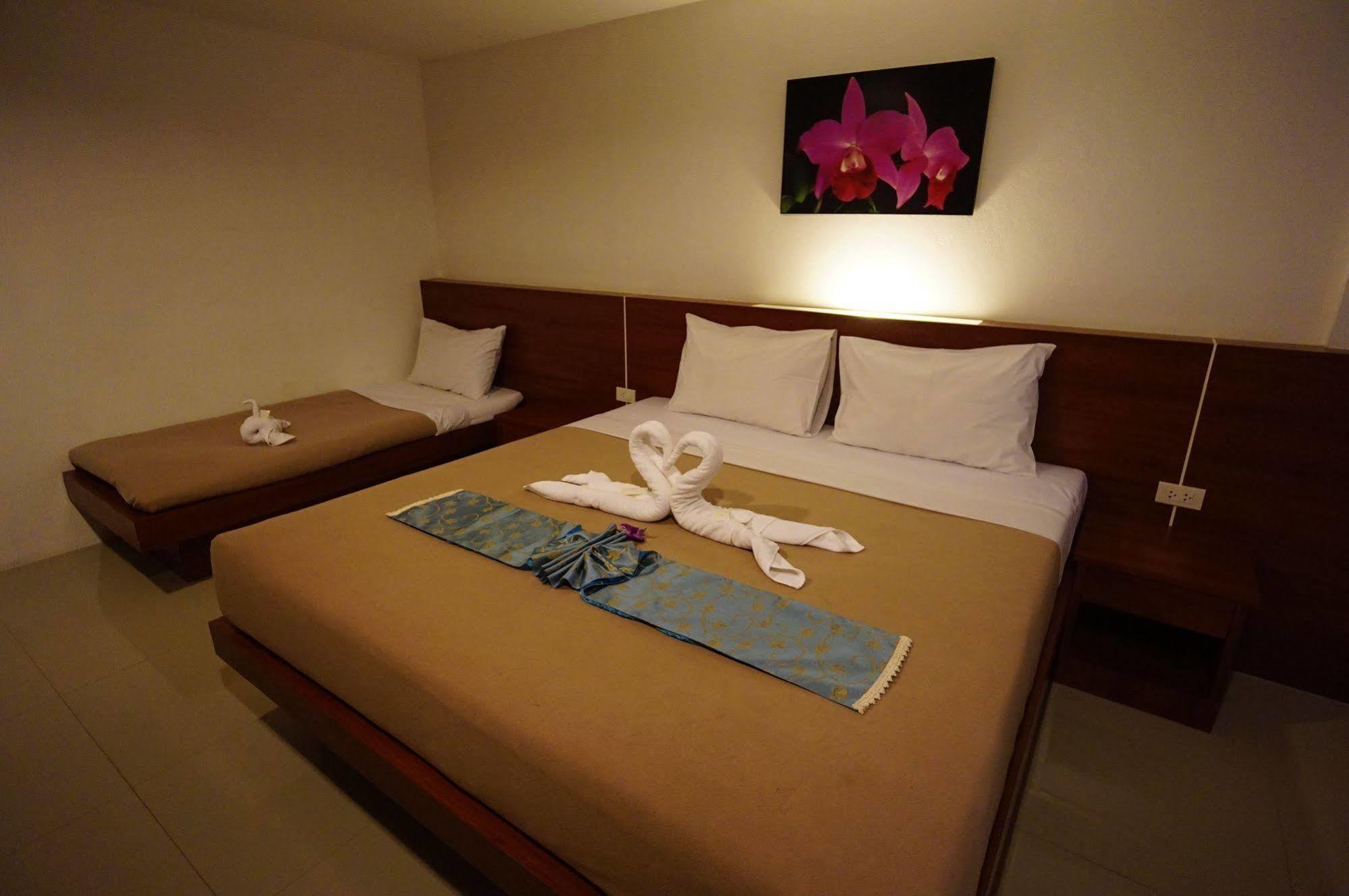 Phuthara Hostel Phuket Exterior photo